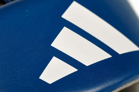 Kask turniejowy Adidas IBA ze skóry syntetycznej