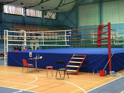 Ring bokserski z podestem